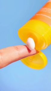 EMINA SUN BATTLE SPF 35 60 ML BRIGHT GLOW HONESTLY COMFY / SUN PROTECTION PA+++ / CREAM PELINDUNG WAJAH