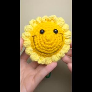 [Có sẵn] Móc khóa dây treo túi hoa hướng dương bằng len cotton milk 125g handmade phụ kiện trang trí túi tole