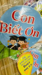 Hoa khẩu hiệu "Con biết ơn ép plastic có sẵn keo dán