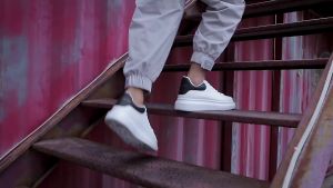 รองเท้าสเก็ตบอร์ดผู้ชาย รองเท้าผ้าใบ รองเท้าสีขาวลําลองระบายอากาศ