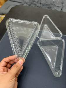 50pcs Triangular clear plastic food containers for holding cake slices snacks or desserts