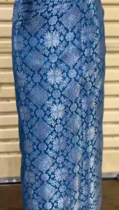 Set Rok Songket Etnik dan Selendang Motif Geometris dengan Tassel Elegan