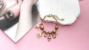 Sanrio | Vòng Tay Charm Hello Kitty Dễ Thương Mạ Vàng Đính Hạt Kèm Mặt Dây Chuyền Hình Trái Tim Và Chữ Love Chất Liệu Hợp Kim Kẽm Quà Tặng Tự Làm Dành Cho Fan Kitty Phụ Nữ.
