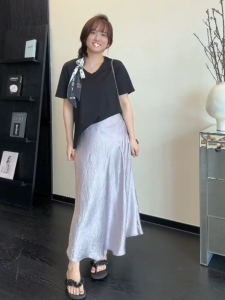 กระโปรงหางปลามีแสงคลื่นอะซิเตทสำหรับนิ้วเท้ากระโปรงเก็บสะโพกดูผอมเอวสูงทิ้งตัวได้ดีออกแบบเป็นผ้าซาตินจับจีบสำหรับสาวอวบ