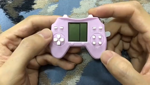 LI-TOP พวงกุญแจเกมอิเล็กทรอนิกส์มือถือของเล่นส่วนเฝ้าคุมเกม Tetris คลาสสิกขนาดเล็ก