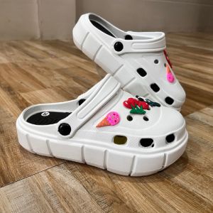 Dép cross nữ Duwa đế độn 6cm giúp đôi chân nhìn miên man hơn kèm ticker vô cùng dễ thương giúp bạn tự tin bước xuống phố hay đi du lịch