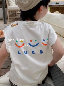 เสื้อกั๊กแขนกุดบางสำหรับเด็กชาย ฤดูร้อน 2025 เสื้อยืดคอกลมลายยิ้มสำหรับเด็กชาย เสื้อผ้าเด็กชายที่สวมใส่สบายและดูดี
