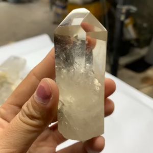 1 viên đá thạch anh trắng tự nhiên mài bóng dùng làm trang trí decor thanh tẩy ( đá thật chuẩn việt )5710