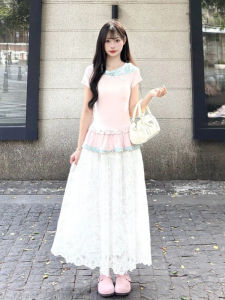 เสื้อยืดแขนสั้นผู้หญิงทรงเข้ารูปสีชมพูสไตล์หวานสำหรับฤดูร้อนพร้อมโบว์และขอบลูกไม้ แฟชั่นลำลองสำหรับสาวๆ