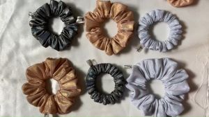 ยางรัดผม สันสกรีน Sunny Scrunchies ยางรัดผม ซีดเสียง การเล่นแสง ผ้าเงา บริษัท สีดำ