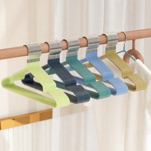 Anti-Shoulder-bump Slip-resistant Hangers