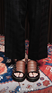 SAOKI - Sandal Kulit Slip On Slop Pria Wanita Traveling Sendal Casual Slide Martin Brown