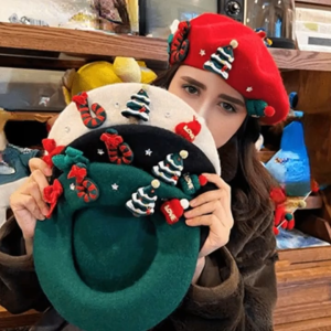 หมวกเบเรตอบอุ่นสำหรับคริสมาสต์พร้อมกับเครื่องประดับ ซานตาคลอสแบบการ์ตูนน่ารัก หมวกบัดแฝงที่ทันสมัยและหลากสไตล์สำหรับคริสมาสต์และการสวมใส่ประจำวัน