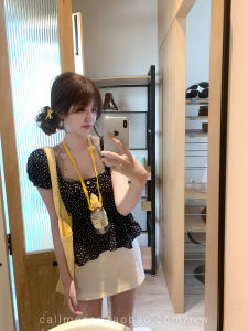 เสื้อเชิ้ตคอเหลี่ยม CallmeEar สำหรับผู้หญิง ฤดูใบไม้ผลิ 2024 แขนสั้น ลายจุด ดีไซน์เปิดหลัง เสื้อผ้าทำงานสไตล์เกาหลี