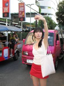 กระโปรงสั้นทรงเอเอวต่ำปักลายโลหะสไตล์ย้อนยุคสีแดง กระโปรงสั้นทรงเอสำหรับผู้หญิงในฤดูใบไม้ผลิและฤดูร้อน