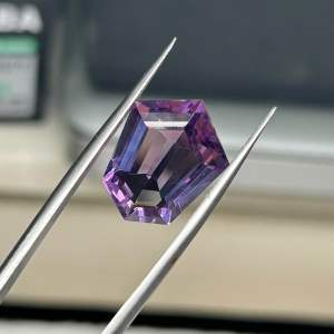 12400AMT- ĐÁ AMETHYST THẠCH ANH TÍM THIÊN NHIÊN KHÔNG XỬ LÝ (GIÁC LẠ)( thông số trong ảnh chụp) 12.4 Carat