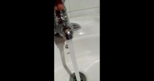Vòi Lavabo Vòi rửa mặt nóng lạnh cắm chậu lavabo- Vòi rửa tay nóng lạnh 2 chân giá sỉ
