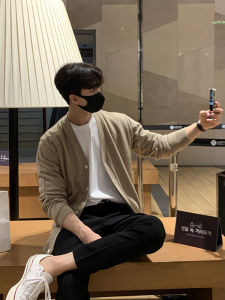 เสื้อคาร์ดิแกนผู้ชายสไตล์เกาหลีสำหรับฤดูใบไม้ผลิและฤดูใบไม้ร่วงของ Bi เสื้อถักแฟชั่นยอดนิยมสำหรับผู้ชายเสื้อไหมพรมเรียบง่ายแมทช์ลุคง่ายที่นิยมในโลกออนไลน์สไตล์ชิวๆ