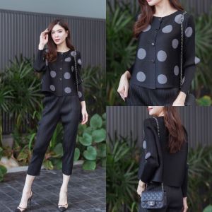 ชุดเซตผ้าอัดพลีทเนื้อดี แบบงาน Brand 😍 ว้าวววว 👏🏻👏🏻  เสื้อแพตเทิร์น คอกลม แขนยาว แต่งกระดุมเรียงยาว สีเดียวกับตัวชุด  🟤⚪️⚫️ ตัดต่อผ้าลายจุด เริ่ดเลอ Perfect คัตติ้งเตี๊ยบสุดปัง        กางเกงเอวสมอค อัดพลีส   ทรงตรง ขาเดฟ สวย หรู ดูดี ใส่ชิวๆ  วันสบา