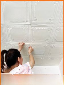 พื้นผิวติดผนังกันน้ำแบบติดตั้งได้สำหรับห้องนอน แผ่นโฟมกันเสียงตกแต่งเพดานพื้นผิวป้องกันรอยขีดข่วน แผ่นฟองน้ำกันน้ำ