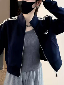 Shalldoer | เสื้อแจ็คเก็ตฮู้ดคอตั้งสไตล์ไฮเอนด์สำหรับผู้หญิง ฤดูใบไม้ร่วง 2025 เสื้อคาร์ดิแกนสั้นลำลอง 3 แถบ ทรงสลิมฟิต ผ้าฝ้ายผสมโพลีเอสเตอร์