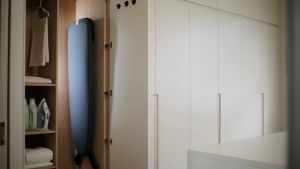 Bàn để ủi đồ chân cao có móc treo cửa Joseph Joseph Glide Max Plus Black 50030 nội địa Đức GermanySnT