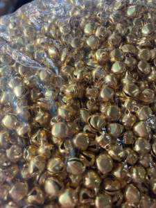 กระพรวน กระดิ่ง สีทอง กระพรวนสีทอง กระดุมกระดิ่ง ตกแต่งเสื้อ กระเป๋า เข็มกลัด