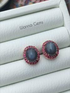 🌙 ต่างหูเเบลคมูนสโตน เหลือบเเสงสวย เยื้อสะอาด ล้อมด้วยพลอยทับทิมสีเเดงสดรอบๆ ตัวเรือนขึ้นเงินเเท้ สีโรสโกลด์ ขนาดค่อนข้างใหญ่ ใส่เเนวหรูหรา  ✨