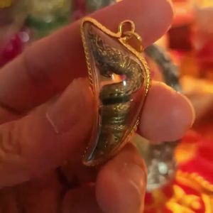 จี้ เขี้ยวพญานาค โชคลาภคุ้มภัยร่ำรวย เนื้อทองหลือง พร้อมกรอบ 1ชิ้น ขนาดองค์พญานาค สูง4.5ซม. กว้าง2ซม. หนา1ซม. ห้อยคอสวยงามดูมีมนต์ขลัง