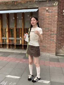Mixd | Áo Thun Nữ Hè Cổ Tròn Tay Ngắn In Chữ Hạt Dẻ Thiết Kế Ôm
