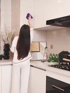 Wireless Electric Spin Scrubber Multifunctional Cordless Rotating Brush for Cleaning Bathroom Kitchen Window and Car.