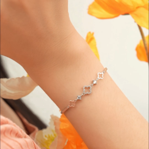 Lắc Tay Bạc Nữ 925 HGJG Kiểu Dáng Cỏ Bốn Lá May Mắn Thiết Kế Tinh Tế Đính Đá Lấp Lánh Đeo Hằng Ngày