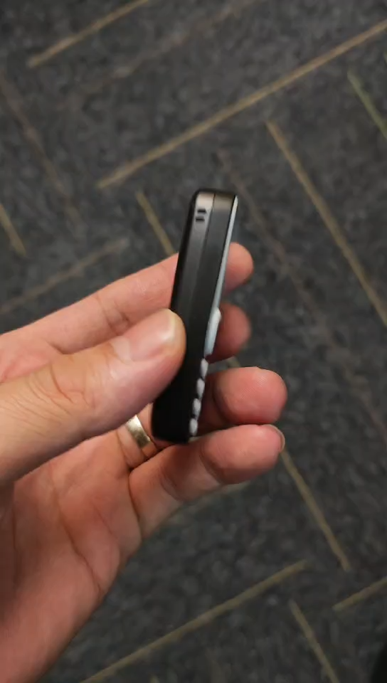 BM10 mini candy bar button small mobile phone supports dual sim dual standby and ear-mounted walkman. Mobile phones with 2G networks are smaller than lighters.