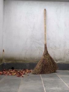 ทําด้วยมือ หนาขึ้น ไม้กวาดขนาดใหญ่สําหรับโรงงานทําความสะอาดกลางแจ้งใช้ลานกวาดหิมะทําความสะอาดถนนพืชธรรมชาติวัสดุไม้กวาด