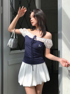 เสื้อยืดแขนสั้นไหล่เดียวสีบล็อกสไตล์เกาหลีสำหรับผู้หญิงในช่วงฤดูร้อน ดีไซน์เก๋ไก๋ ผูกโบว์ แขนสั้น ทรงปกติ