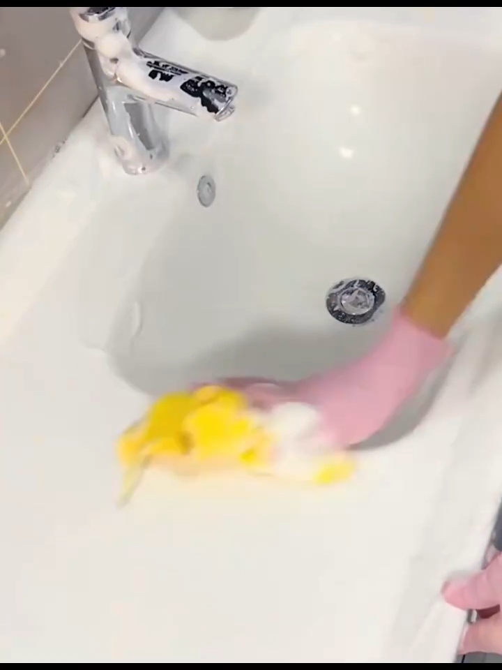 สเปรย์และเช็ดให้ห้องน้ําดูเหมือนใหม่! น้ํายาล้างห้องน้ํา 500มล ขจัดคราบเหลืองและแบคทีเรีย คืนความสะอาดกระจ่างใสเหมือนใหม่