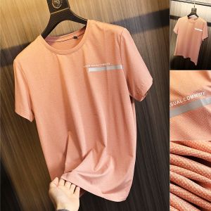 เสื้อยืดแขนสั้นผู้ชายสไตล์แฟชั่นเมืองสีทึบผ้าไหมน้ําแข็งเย็นพร้อมการปักพิมพ์ตัวอักษรสําหรับสวมใส่ทุกวัน
