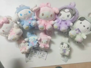 พร้อมส่งSANRIO  จี้ตุ๊กตากระต่ายKuromi Hellokitty Melody Cinnamoroll น่ารักตุ๊กตายัดนุ่น ธีมวันอีสเตอร์ของเล่นสําหรับเด็ก