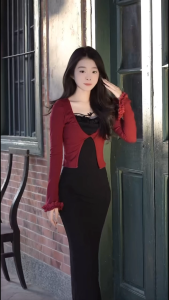 แม็กซี่เดรส ทรงเอ เซ็ต2ชิ้น (ติดกัน) เดรสสีดำแดง แขนยาว มีสายคาดกลางอก ต่อเสื้อคลุมแขนยาวสีแดง แต่งลูกไม้ที่อกและปลายแขน ชุดปีใหม่ #9275