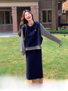 ชุดกระโปรงสั้นสีน้ำเงินเข้มสไตล์ฮ่องกงย้อนยุคพร้อมเสื้อสเวตเตอร์สำหรับผู้หญิง ชุดแฟชั่นฤดูใบไม้ผลิและฤดูใบไม้ร่วง