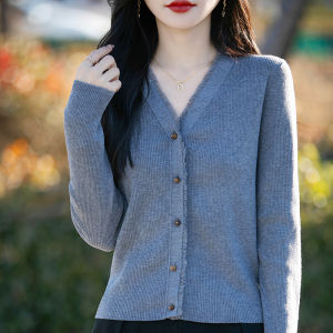 เสื้อคาร์ดิแกนถักคอวีผ้าขนสัตว์เนื้อนุ่มสำหรับผู้หญิง ฤดูใบไม้ผลิ 2025 ดีไซน์ใหม่ ดีไซน์ด้านข้างด้วยกระดุม แขนยาว ปกติ