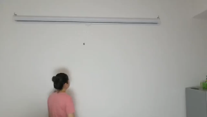 X-DEAL White and grey fiberglass 16:9 hand-pulled height-adjustable self-locking projection screen telescopic screen