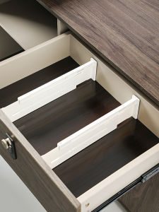 แผ่นกั้นชั้นวางของในตู้เสื้อผ้าแบบแยกส่วนได้สำหรับจัดระเบียบในครัวและตู้เสื้อผ้า แผ่นกั้นชั้นวางของแบบยืดหยุ่น