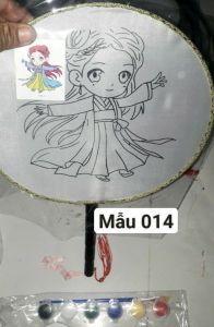 Một chiếc quạt vải tô màu khung kim loại và tay cầm bằng nhựa đường kính 24 cm và dài 36 cm nhiều mẫu rất đẹp