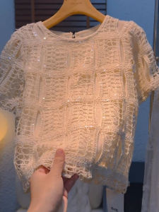 เสื้อยืดแขนสั้นผ้าลูกไม้ประดับคริสตัลสไตล์ฝรั่งเศสหรูหราสำหรับผู้หญิงในช่วงฤดูร้อนปี 2025 เสื้อผ้าทำงานลำลองแบบสวมศีรษะ