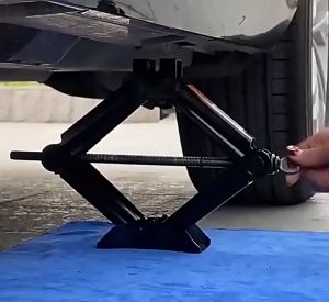 Pradani Kunci Dongkrak Mobil Universal: Fitur, Spesifikasi & Penggunaan