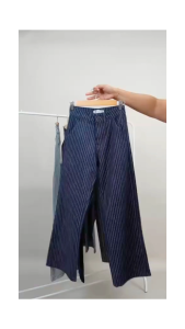 Women Chalk Striped Wide Leg Jeans Inseam 29"