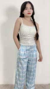 เสื้อสายเดี่ยวหวาน ๆ งานดีไซน์เก๋ ใส่คู่กางเกงลายตาราง ได้ลุคชิค ๆ น่ารักสดใสไม่ซ้ำใคร