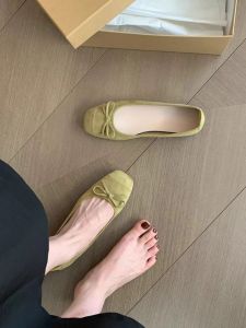 รองเท้าบัลเลต์ส้นแบนแบบสวมหัวเหลี่ยมสไตล์ฝรั่งเศสสำหรับผู้หญิง ทรงหัวมน พื้นนุ่ม รองเท้าผ้าใบแบบสวมสบาย สไตล์นางฟ้า