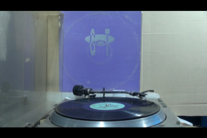 1 แผ่นเสียง 12นิ้ว b78 ก๊อต จักรพรรณ์ เพราะใจไม่เหมือนเดิม 10เพลง แผ่นVG++/NM ริ้วรอยบาง เสียงรบกวนน้อยนิดไม่มีรอยลึก แผ่นล้างสะอาดแล้ว ปกVG+มีตำหนิขอบนิดหน่อย ขอบไม่ขาด สันไม่ทะลุ